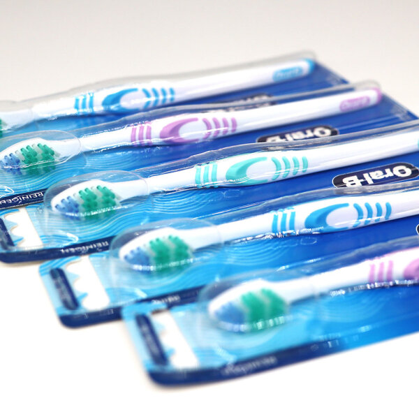 Oral-B 1.2.3 Zahnbürste Kurzkopf Classic Care in div. Farben (mittel/35)